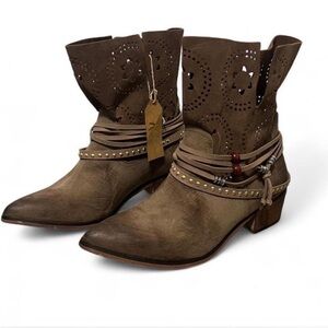 NWT Avanti Women's Brown Faux Suede Laser Cut Ankle Boots Shoes Size 10